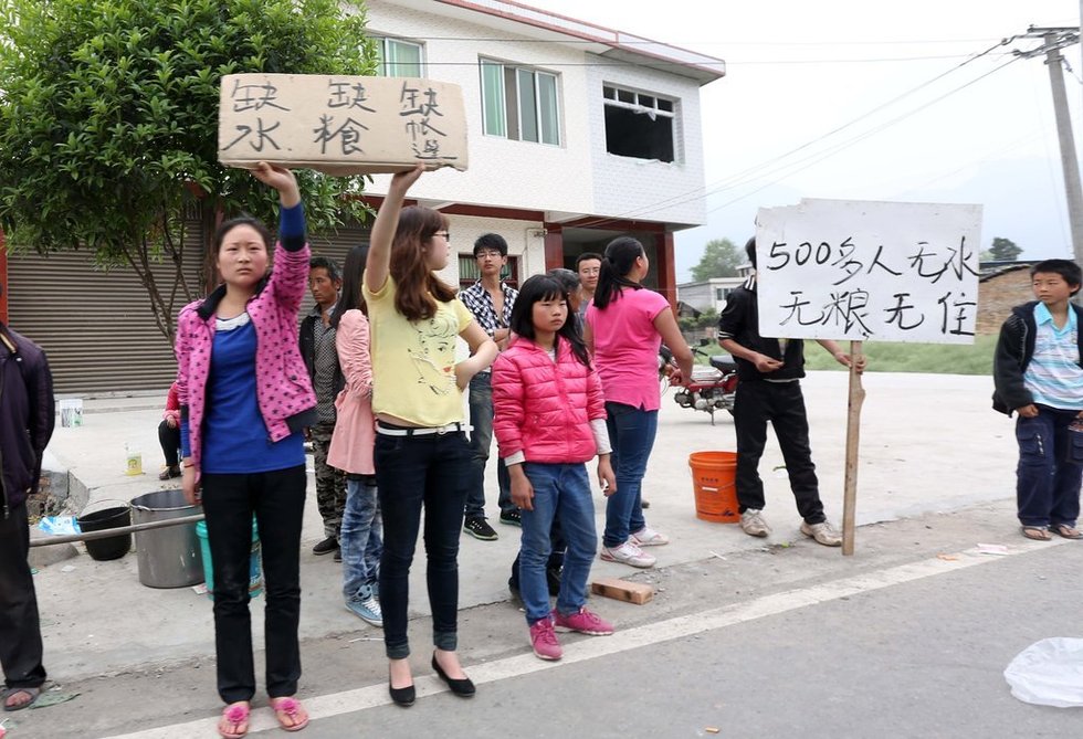 4月21日，四川省雅安市，受灾最严重的芦山县龙门镇灾民急需饮用水、粮食和帐篷。