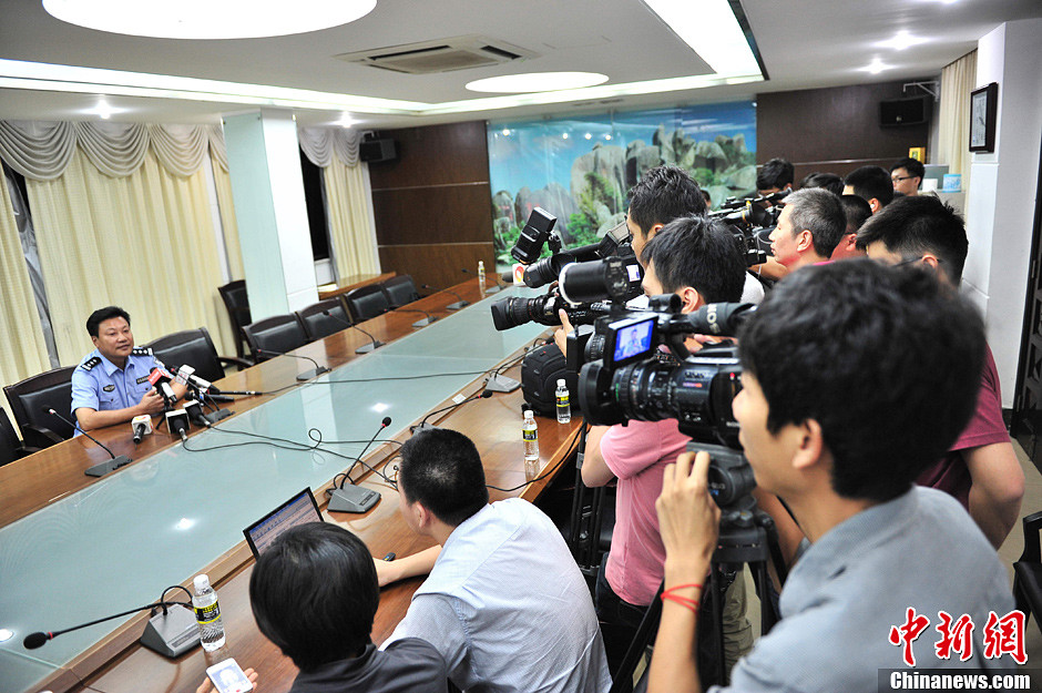 5日14日，众多媒体聚集在新闻通报会现场。