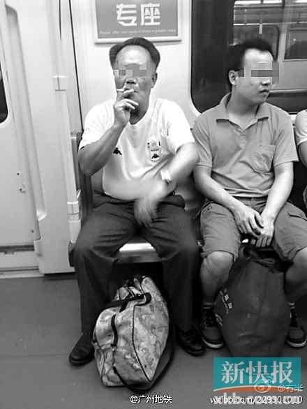 广州男子坐地铁淡定吸烟 不理旁人劝说(图)