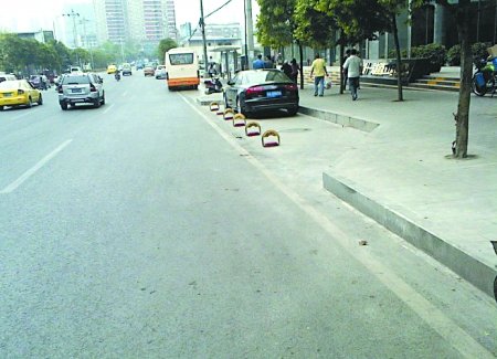 重庆人行道上划出专属车位 保安：领导在此上下
