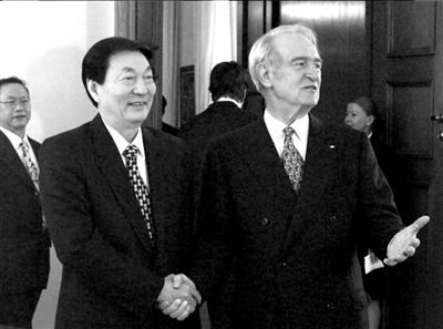 2000年7月1日，正在德国访问的国务院总理朱镕基在柏林同德国总统约翰内斯·劳会见。新华社发