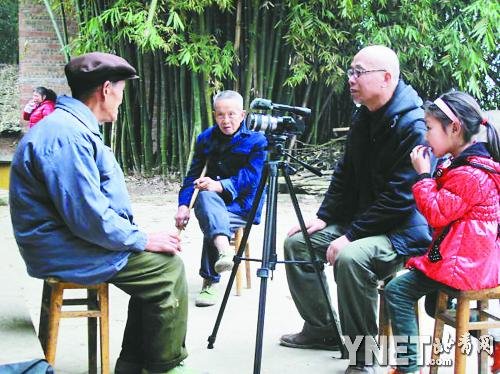 采访拍摄时，常引起其他老人共鸣