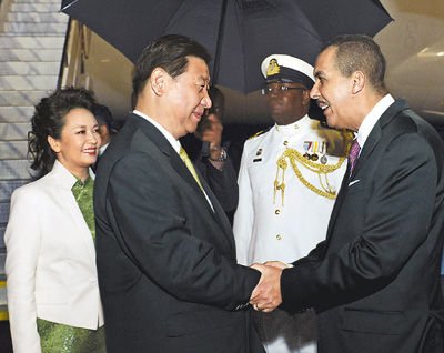 6月1日，国家主席习近平在西班牙港会见特立尼达和多巴哥总统卡莫纳。这是会见前，习近平和夫人彭丽媛与卡莫纳总统夫妇合影。新华社记者兰红光摄