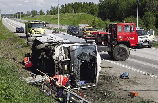 中国游客大巴挪威翻车 1人重伤15人轻伤(图)