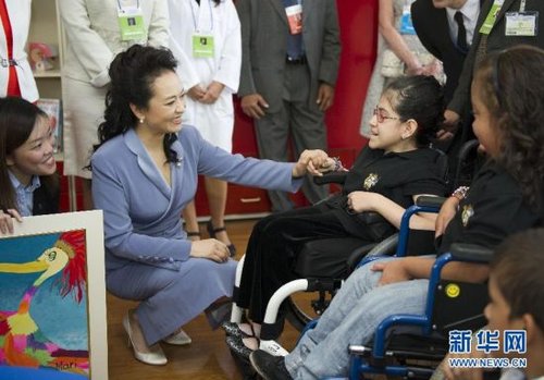当地时间6月3日上午，中国国家主席习近平夫人彭丽媛在钦奇利亚总统母亲埃米尔斯的陪同下，参观哥斯达黎加国家儿童医院。这是彭丽媛同就医儿童交流。新华社记者 谢环驰 摄 