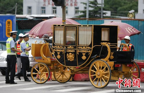 北京街头现“豪华电动车” 被执勤交警阻拦(图)