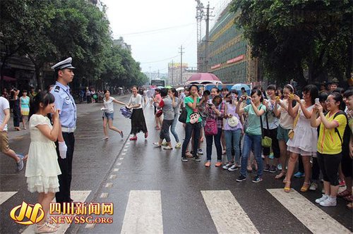 四川帅哥交警成高考红人 数百人围观狂拍(图)