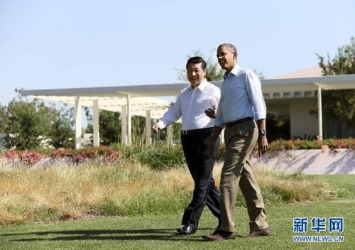  当地时间6月8日上午，中国国家主席习近平同美国总统奥巴马在美国加利福尼亚州安纳伯格庄园举行第二场会晤。会晤开始前，习近平和奥巴马在风光秀丽的庄园内散步，在轻松的气氛中交谈。新华社记者兰红光 摄 