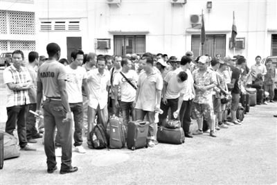 中国工作组抵加纳要求制止围攻和抢劫中国人