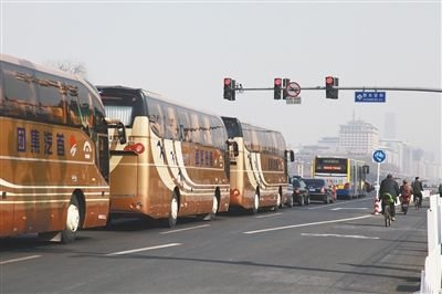 今年3月3日下午，北京，前往人民大会堂的大巴车队在西长安街上等待红灯。图/CFP