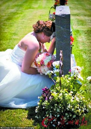 英国新娘婚礼途中到墓前慰亡父 70万网友点赞