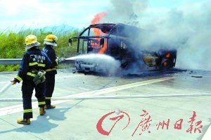 广东清远客车起火烧成铁架 50余乘客成功逃生