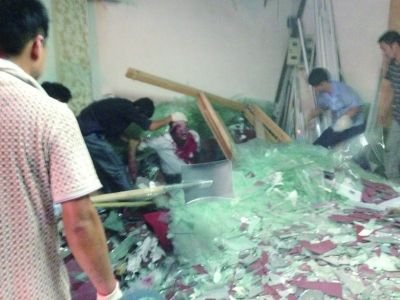 玻璃店约2吨重玻璃倒塌破碎 老板被埋身亡(图)