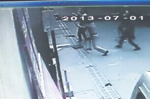 上海一5岁男童从4楼坠落 男子徒手接住被砸晕