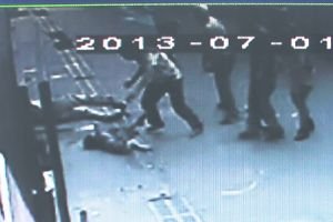 上海一5岁男童从4楼坠落 男子徒手接住被砸晕