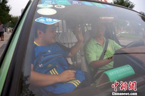 郑州一的哥交通高峰期免费载客 已坚持10年(图)