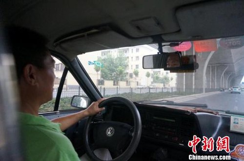 郑州一的哥交通高峰期免费载客 已坚持10年(图)